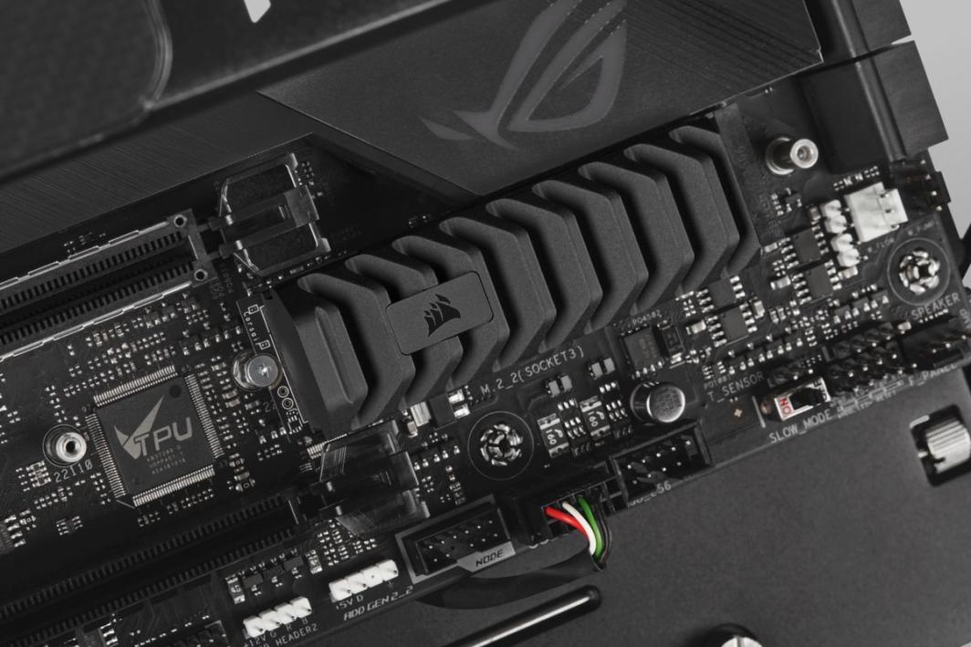 Dysk SSD Corsair MP600 PRO XT 2TB M.2 2280 PCI-E x4 Gen4 NVMe (CSSD-F2000GBMP600PXT)