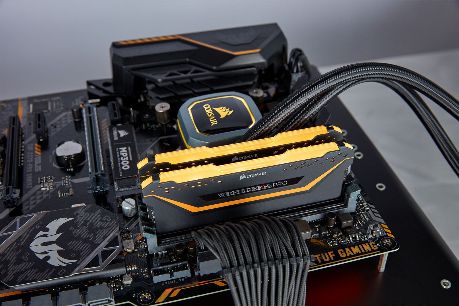 Pamięć Corsair Vengeance RGB PRO TUF Gaming Edition, DDR4, 16 GB, 3200MHz, CL16 (CMW16GX4M2E3200C16-TUF)